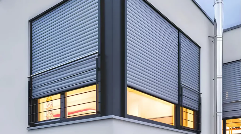 Montage eines neuen Rolladengurts an einem Fenster im Erdgeschoss